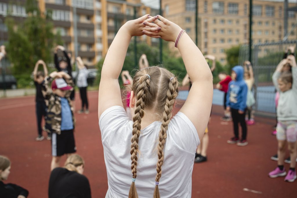 Jaunieši vingro sport laukumā
