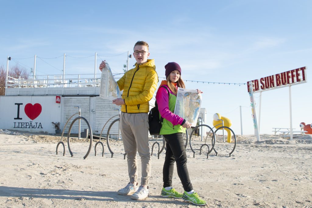Orientēšanās dalībnieki Liepājas pludmalē