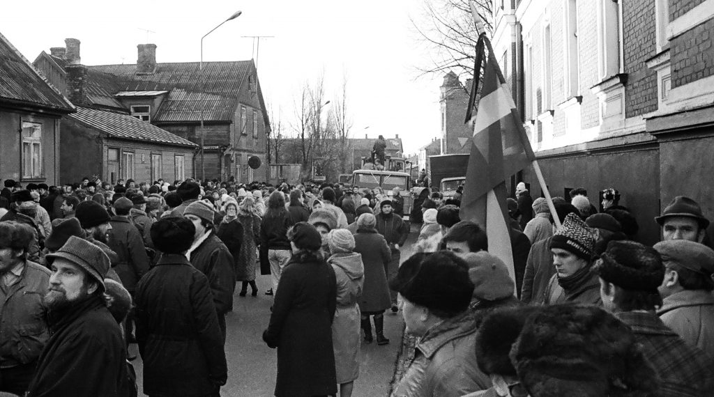 Liepājnieki atbalsta mītiņā Lietuvas atbalstam, pie Liepājas Valdes ēkas (tagad - Liepājas dome). 1991. gada 15. janvārī. A. Gertsona foto.